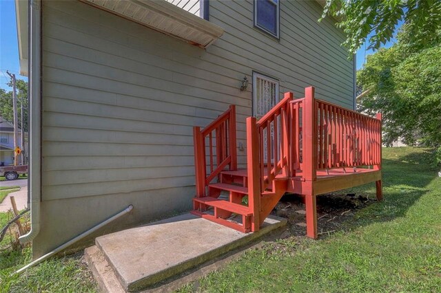1610 E 37th St, Kansas City, MO 64109 - deck with a lawn