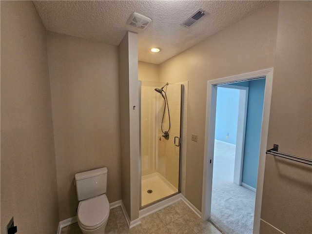 301 E Partridge Ave Unit K, Independence, MO 64055 - bathroom featuring a stall shower, toilet, a textured ceiling, and baseboards