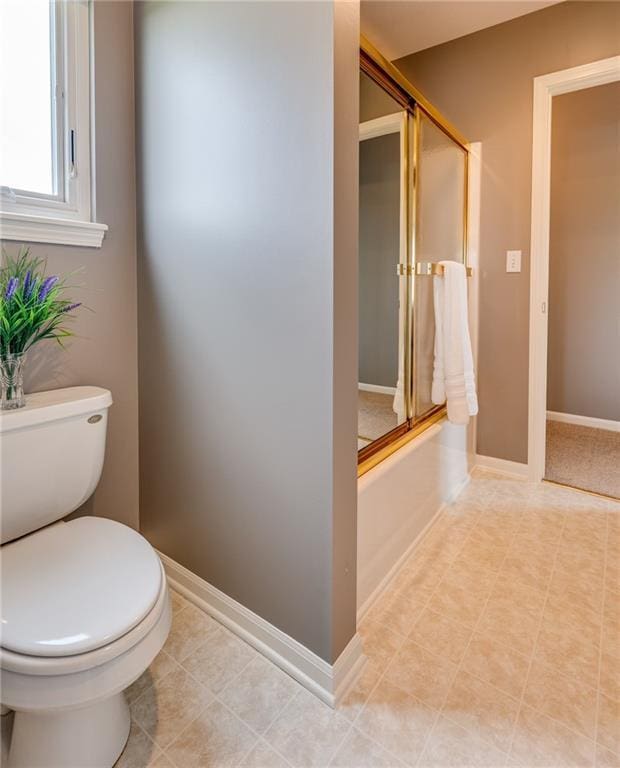 25477 Crestview Dr, Paola, KS 66071 - bathroom featuring toilet, baseboards, and enclosed tub / shower combo