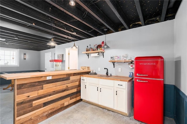 basement with bar with sink