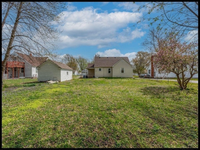 165 S Miami Ave, Marshall, MO 65340 - view of yard featuring fence