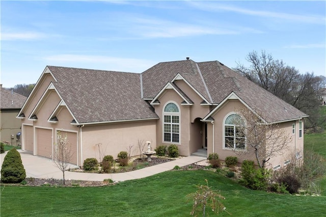 single story home featuring a front yard, a shingled roof, a garage, stucco siding, and driveway