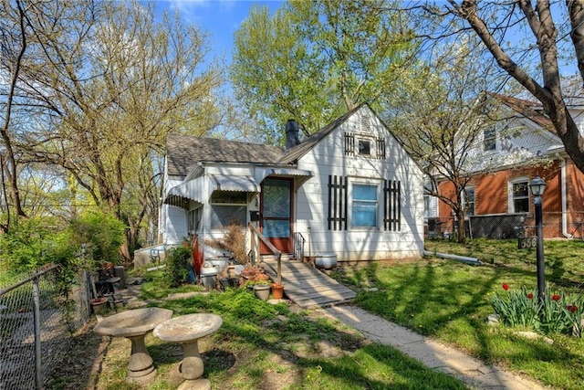 view of front of house featuring a front yard and fence