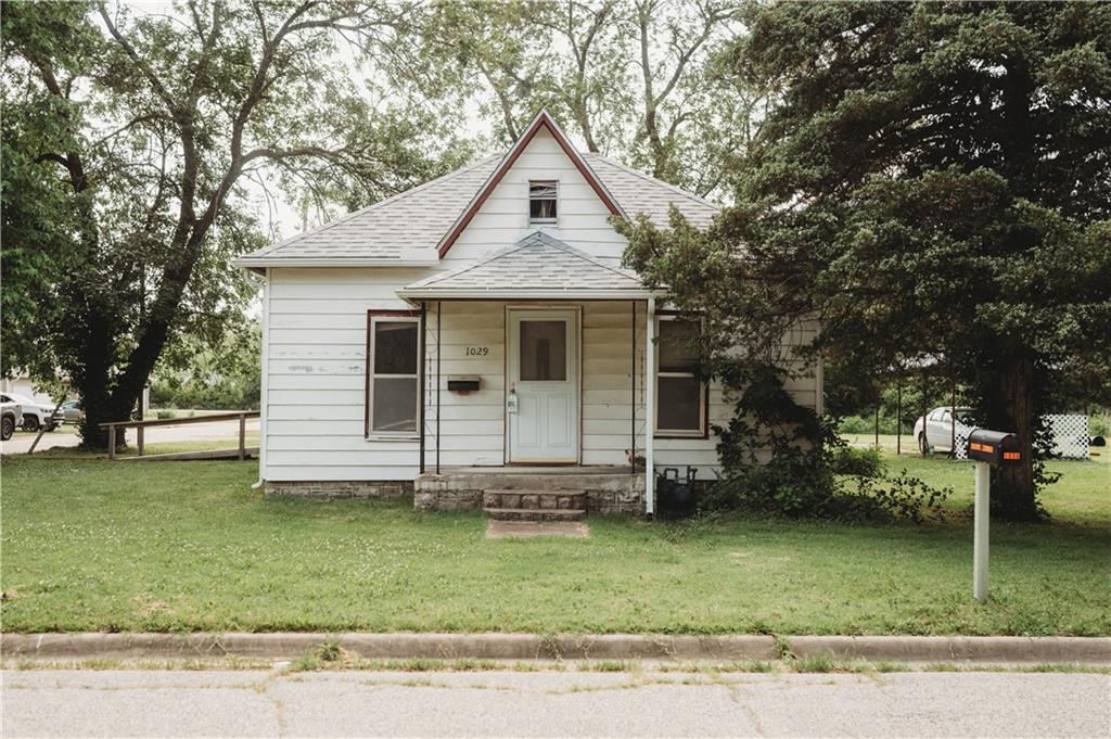 1029 S Forest Ave, Chanute, KS 66720 - photo 1
