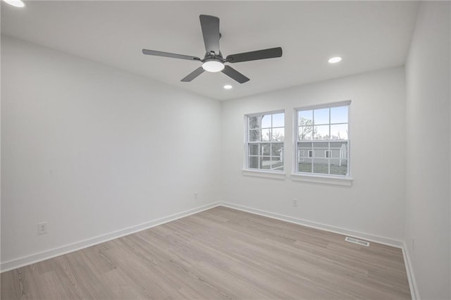 empty room featuring ceiling fan, light wood-style flooring, visible vents, recessed lighting, and baseboards
