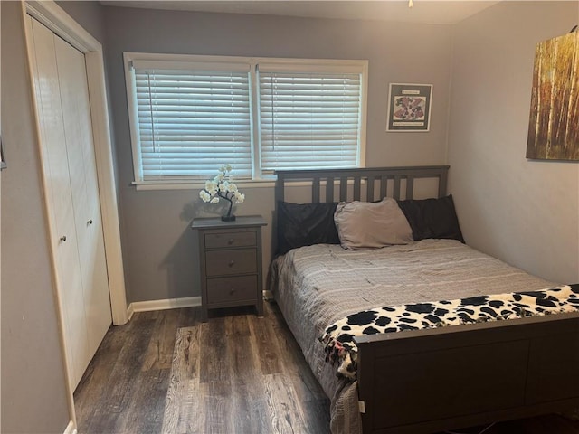 912 Circle Dr, Independence, KS 67301 - bedroom featuring wood finished floors, a closet, and baseboards