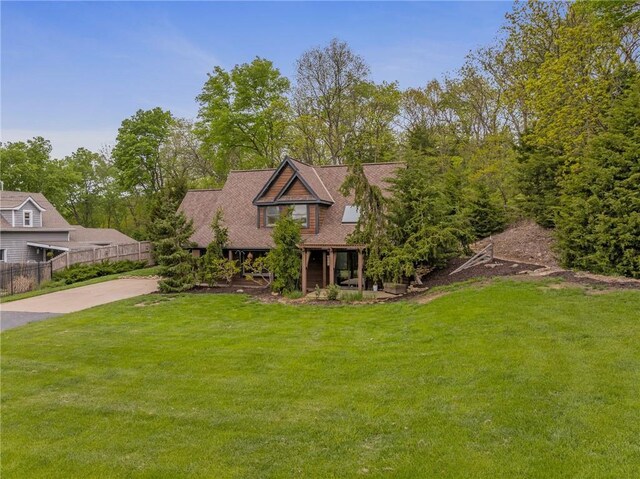 2102 W Dennis Ave, Olathe, KS 66061 - view of front facade featuring a front lawn, fence, and driveway