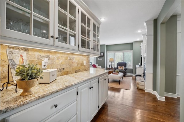 bar with baseboards, recessed lighting, dark wood finished floors, and backsplash