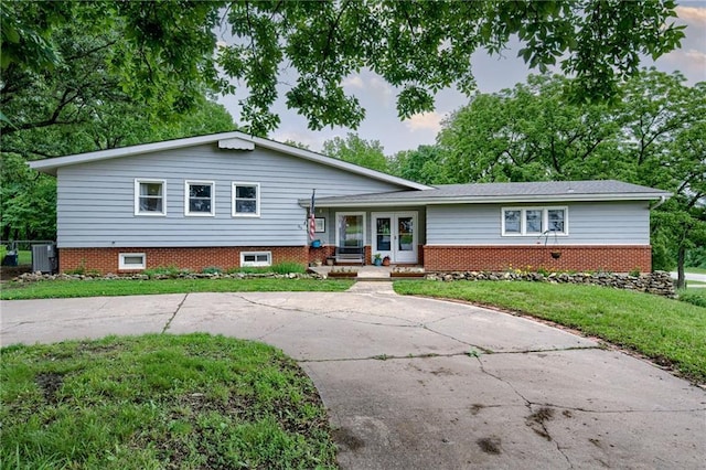 763 J Hwy, Peculiar, MO 64078 - tri-level home featuring central AC, a front lawn, french doors, and curved driveway