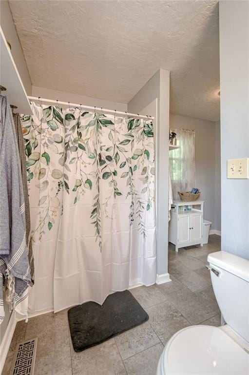 763 J Hwy, Peculiar, MO 64078 - bathroom featuring toilet, baseboards, a shower with shower curtain, and a textured ceiling