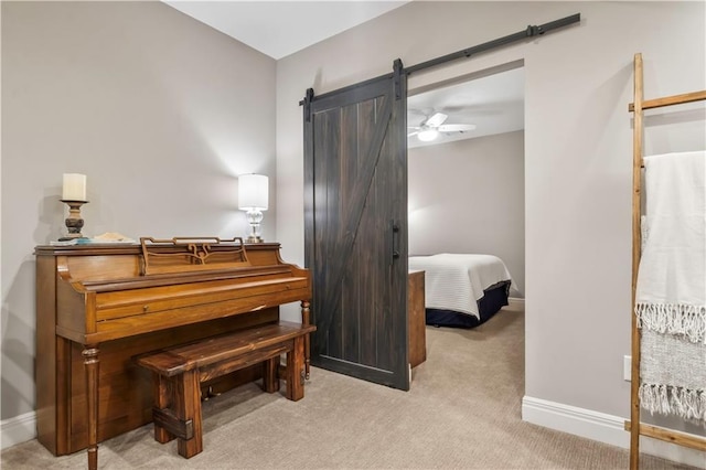 living area with carpet floors, baseboards, and a barn door