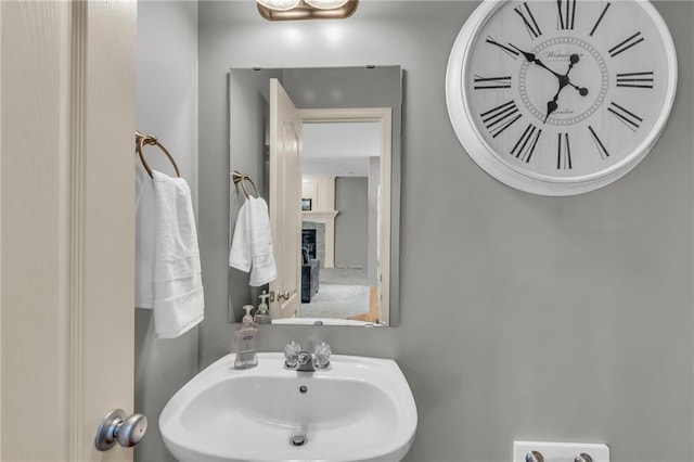 bathroom featuring a sink