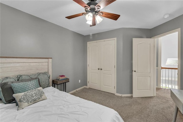 bedroom featuring carpet flooring, a ceiling fan, baseboards, and a closet