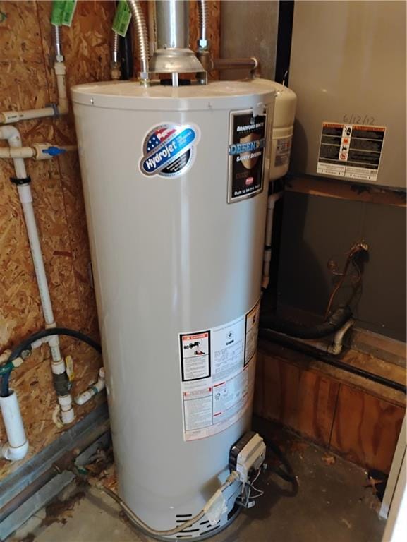 724 Village Dr, Girard, KS 66743 - utility room with gas water heater