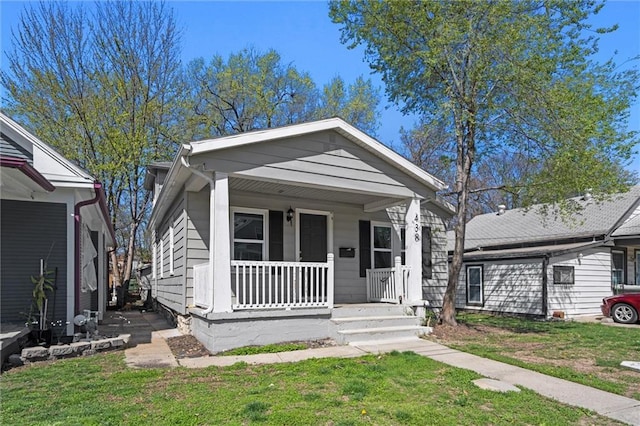 view of front facade featuring a porch and a front lawn