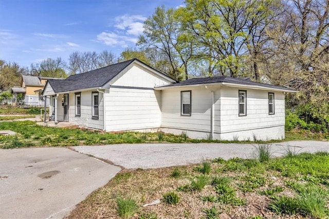 2130 E 83rd St, Kansas City, MO 64132 - view of side of home
