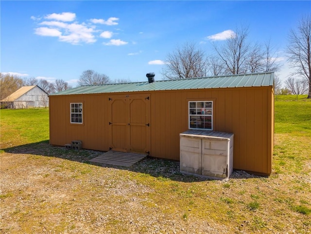view of outdoor structure with an outbuilding