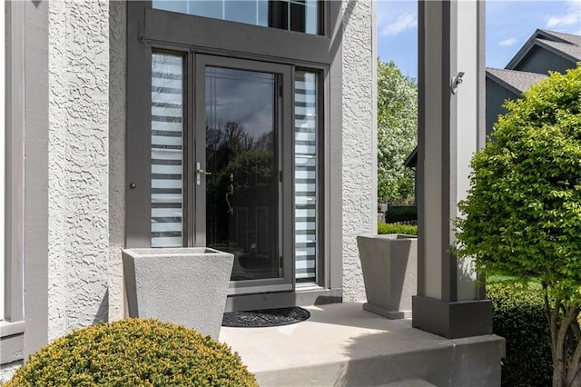 property entrance featuring stucco siding