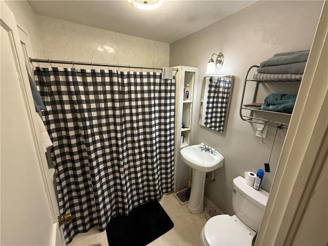 110 W Mechanic Ave, Independence, MO 64050 - bathroom with toilet, a shower with shower curtain, a textured ceiling, and a sink