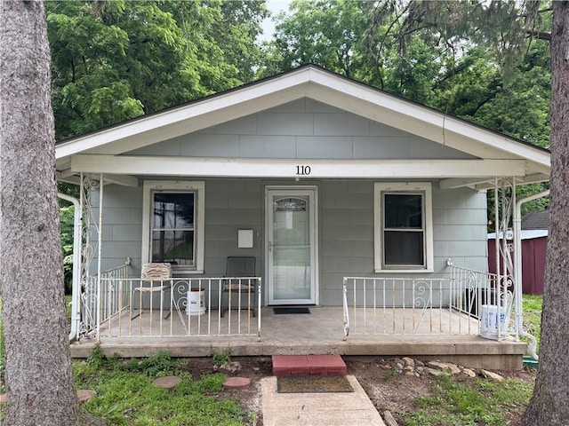 110 W Mechanic Ave, Independence, MO 64050 - shotgun-style home featuring a porch