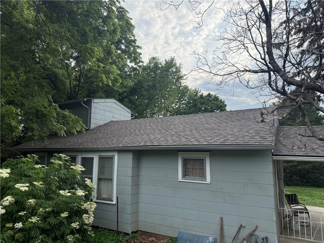 110 W Mechanic Ave, Independence, MO 64050 - view of property exterior featuring a shingled roof