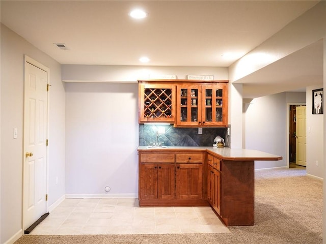 bar with recessed lighting, backsplash, visible vents, a bar, and baseboards
