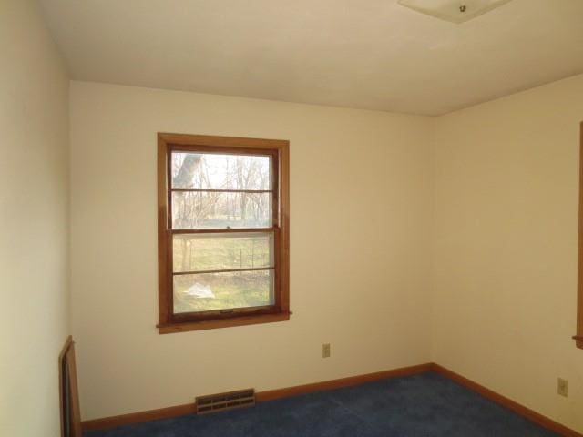 unfurnished room featuring baseboards, visible vents, and carpet floors