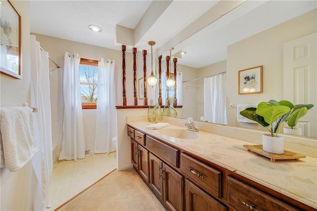 full bathroom featuring toilet, vanity, a shower with shower curtain, and baseboards