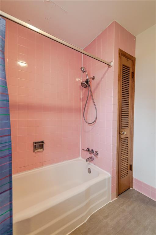 717 Y St, Atchison, KS 66002 - bathroom with shower / bath combination with curtain