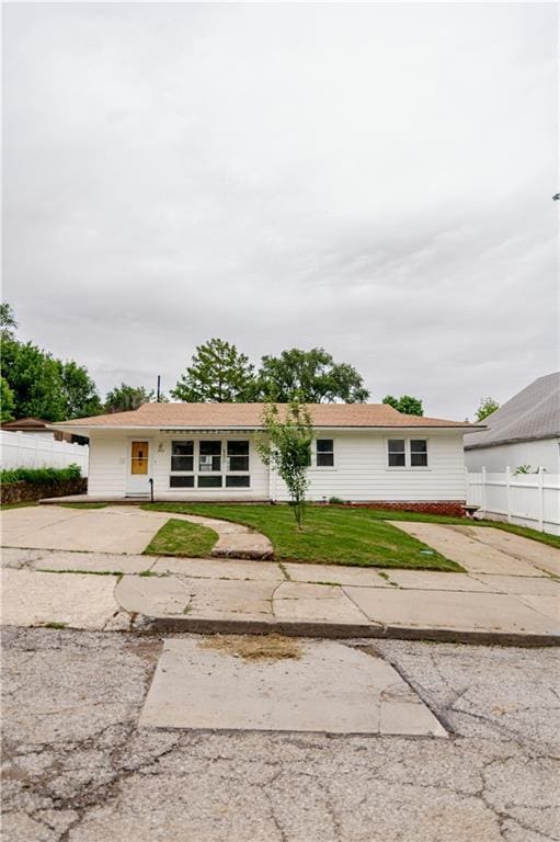 717 Y St, Atchison, KS 66002 - view of single story home