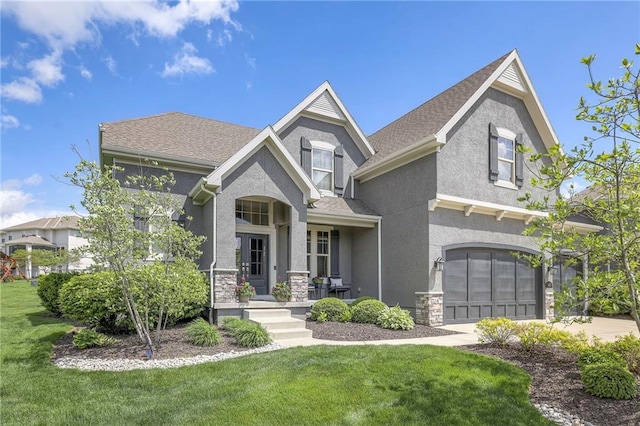 craftsman-style home featuring a garage, stucco siding, a front lawn, and driveway
