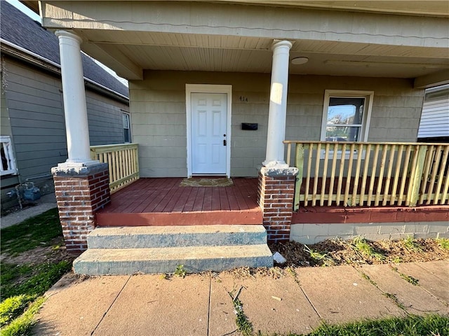 entrance to property featuring a porch