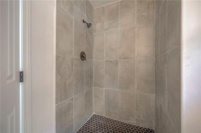 1607 E 37th St, Kansas City, MO 64109 - bathroom featuring tiled shower