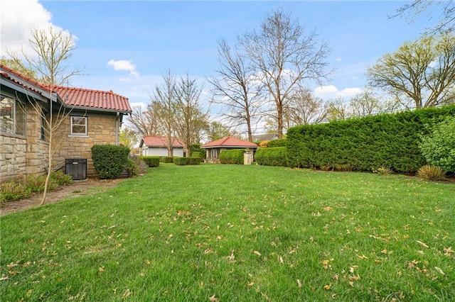 6721 Santa Fe Dr, Overland Park, KS 66204 - view of yard featuring cooling unit