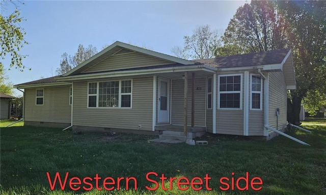 415 N Western St, Girard, KS 66762 - view of front facade with a front lawn