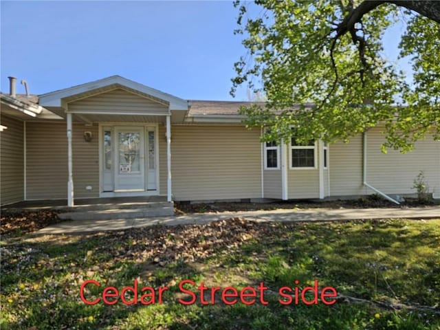 415 N Western St, Girard, KS 66762 - view of front of property featuring crawl space