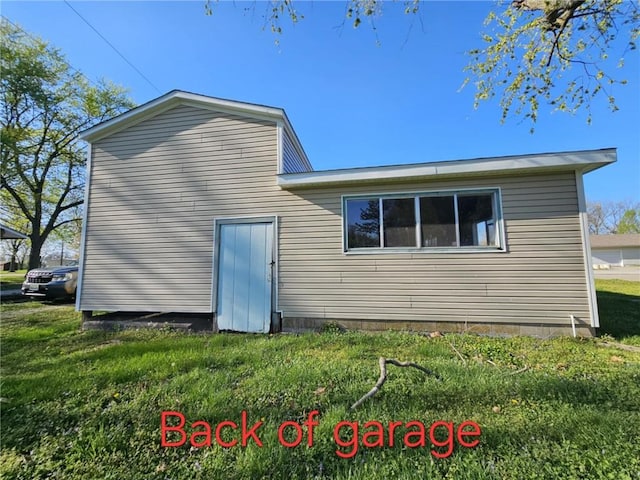 415 N Western St, Girard, KS 66762 - rear view of property with a lawn