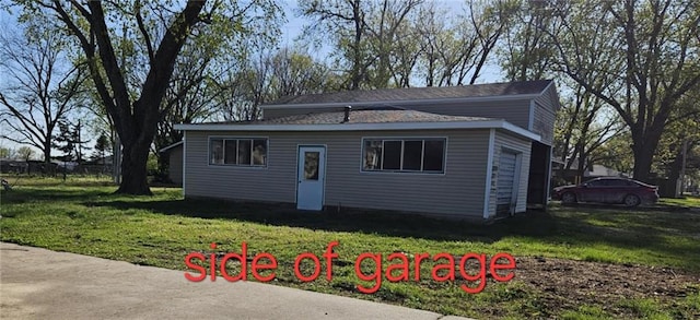 415 N Western St, Girard, KS 66762 - bungalow-style home featuring a front lawn and a garage