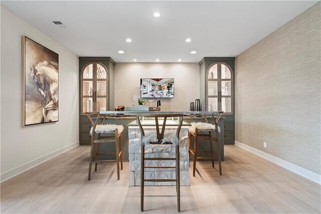 bar with light wood-style floors, baseboards, visible vents, and recessed lighting