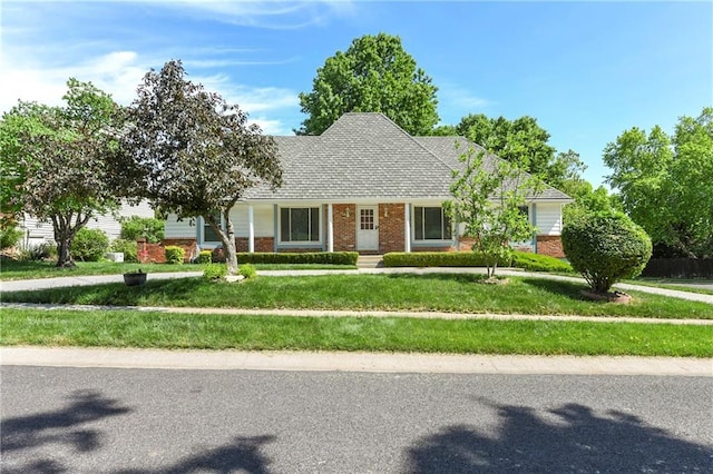 view of front of house featuring brick siding and a front lawn