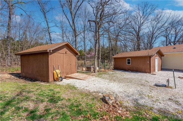 view of yard featuring an outdoor structure