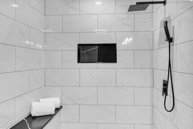 bathroom featuring a tile shower