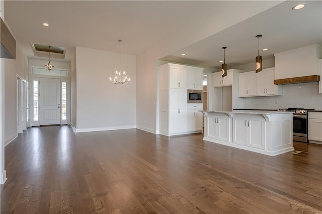 8216 NW 89th Ter, Kansas City, MO 64153 - kitchen with decorative backsplash, white cabinetry, baseboards, and stainless steel appliances
