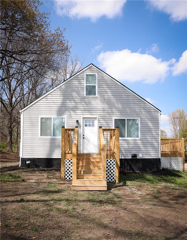 5606 N Indiana Ave, Kansas City, MO 64119 - back of property featuring a wooden deck