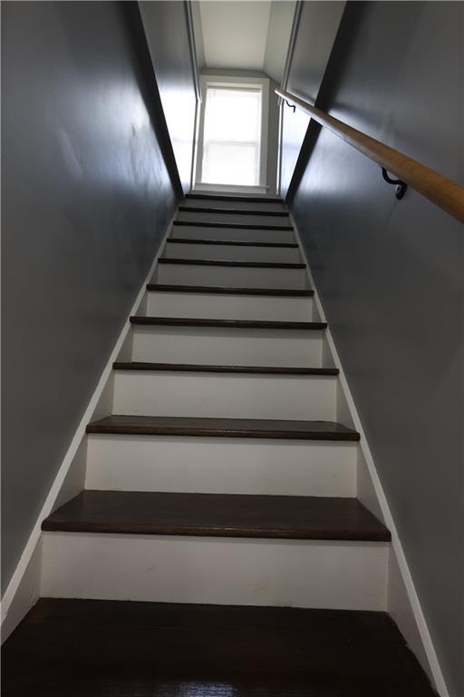 5606 N Indiana Ave, Kansas City, MO 64119 - view of staircase