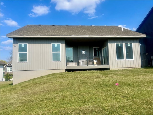 2433 NW Sunnyvale Ct, Blue Springs, MO 64015 - back of property with roof with shingles and a yard