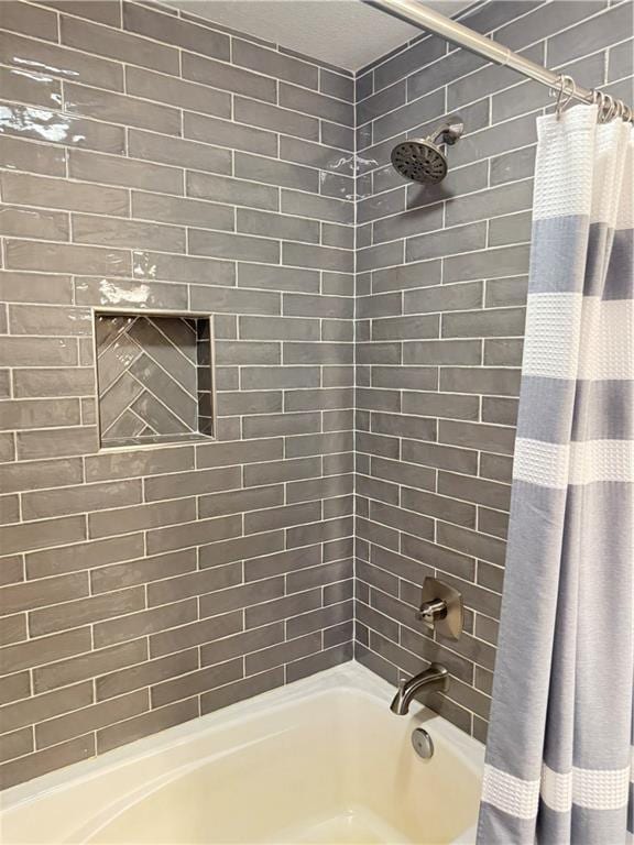 43 901st Rd, Clinton, MO 64735 - full bath featuring shower / tub combo with curtain