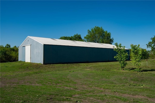 view of pole building with a lawn