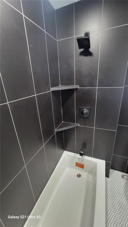 full bath with tiled shower