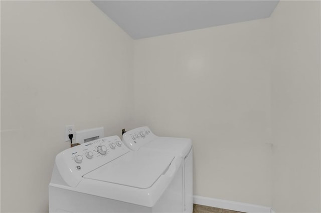 laundry area with baseboards, laundry area, and washing machine and dryer